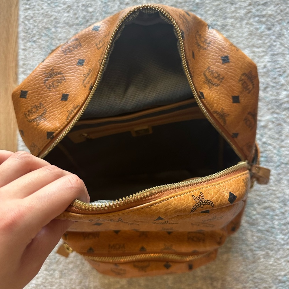 MCM Backpack - Medium Stark with Side Studs - Picture 4 of 7